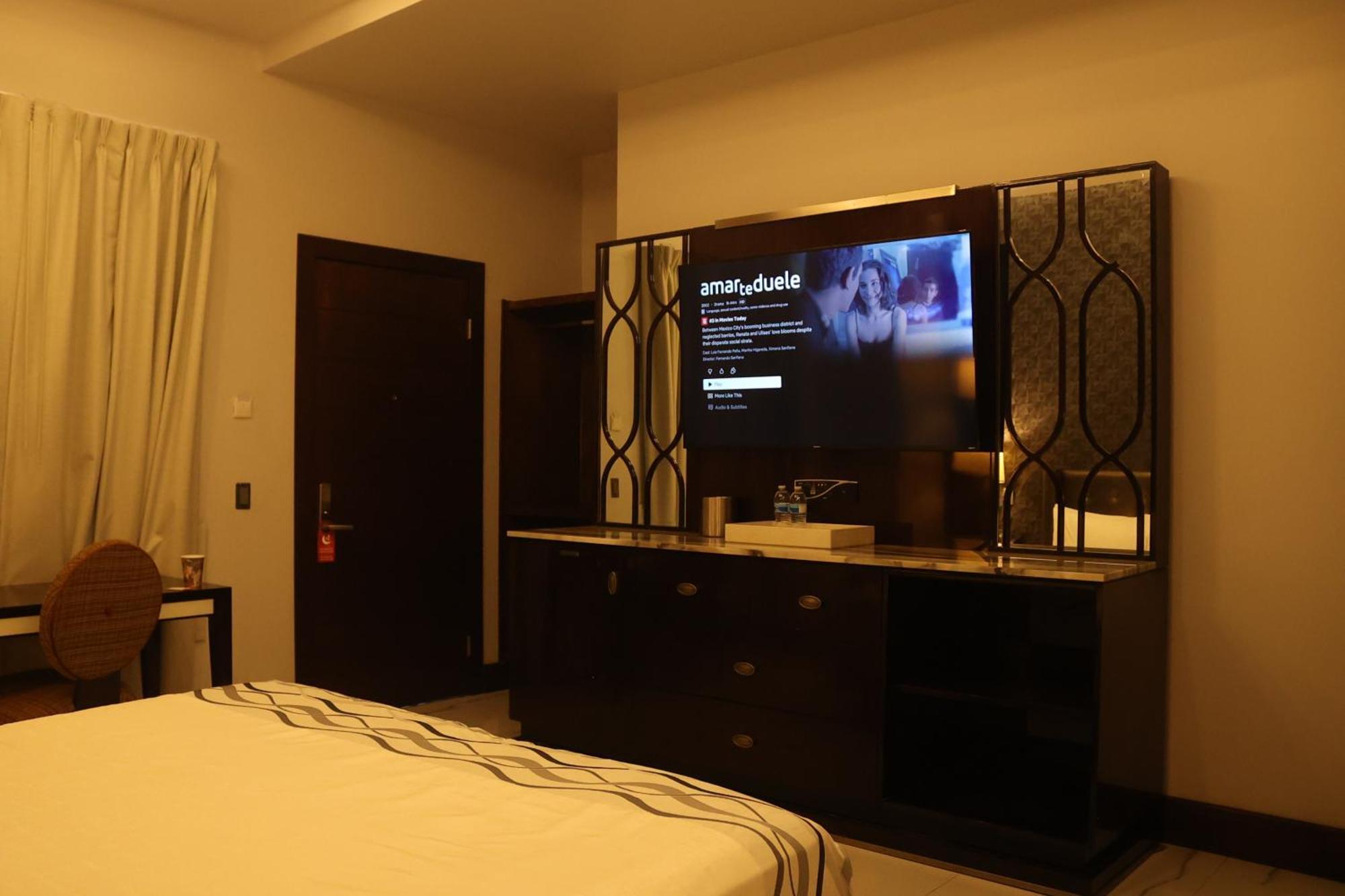 Hotel Wellintown Тихуана Экстерьер фото